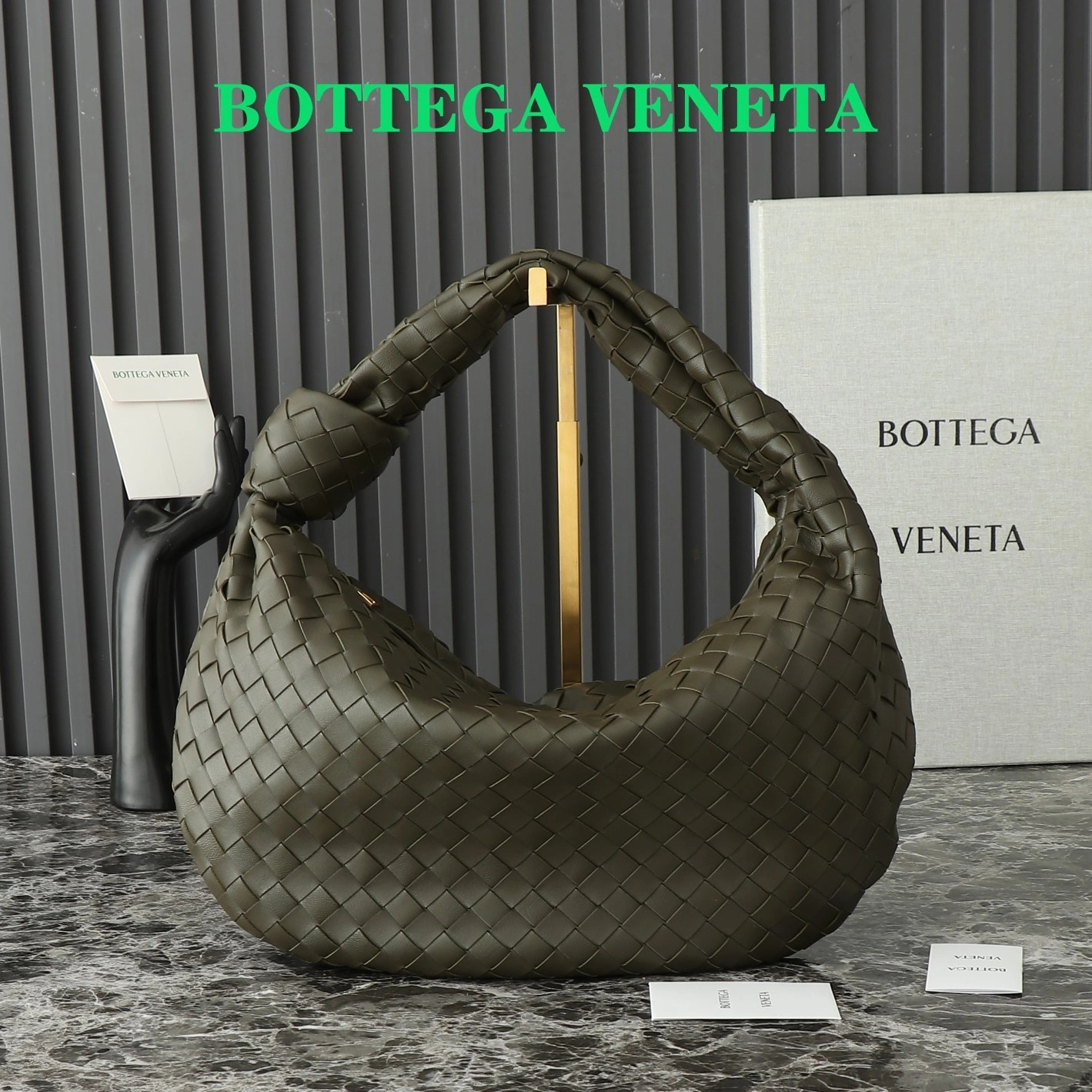 P1900 BV large jodie Mika the same ★ high-level simple beauty ~ woven large jodie ~ exudes a high-level and fashionable temperament ~ the bag chose a low-key and elegant color not only looks very valiant but also demonstrates a casual sense of aesthetics braided shape chic novelty everywhere looks exquisite exquisite Whether it is the choice of color or the use of materials are reflected in the brand's well-designed bags not only to meet the practical and more visual enjoyment compared to the mini is another style. The practicality of the bag more visually give people a kind of enjoyment compared to the mini is a completely different style Model: 600261 Size: 48 × 40 × 16-High-fashion bags