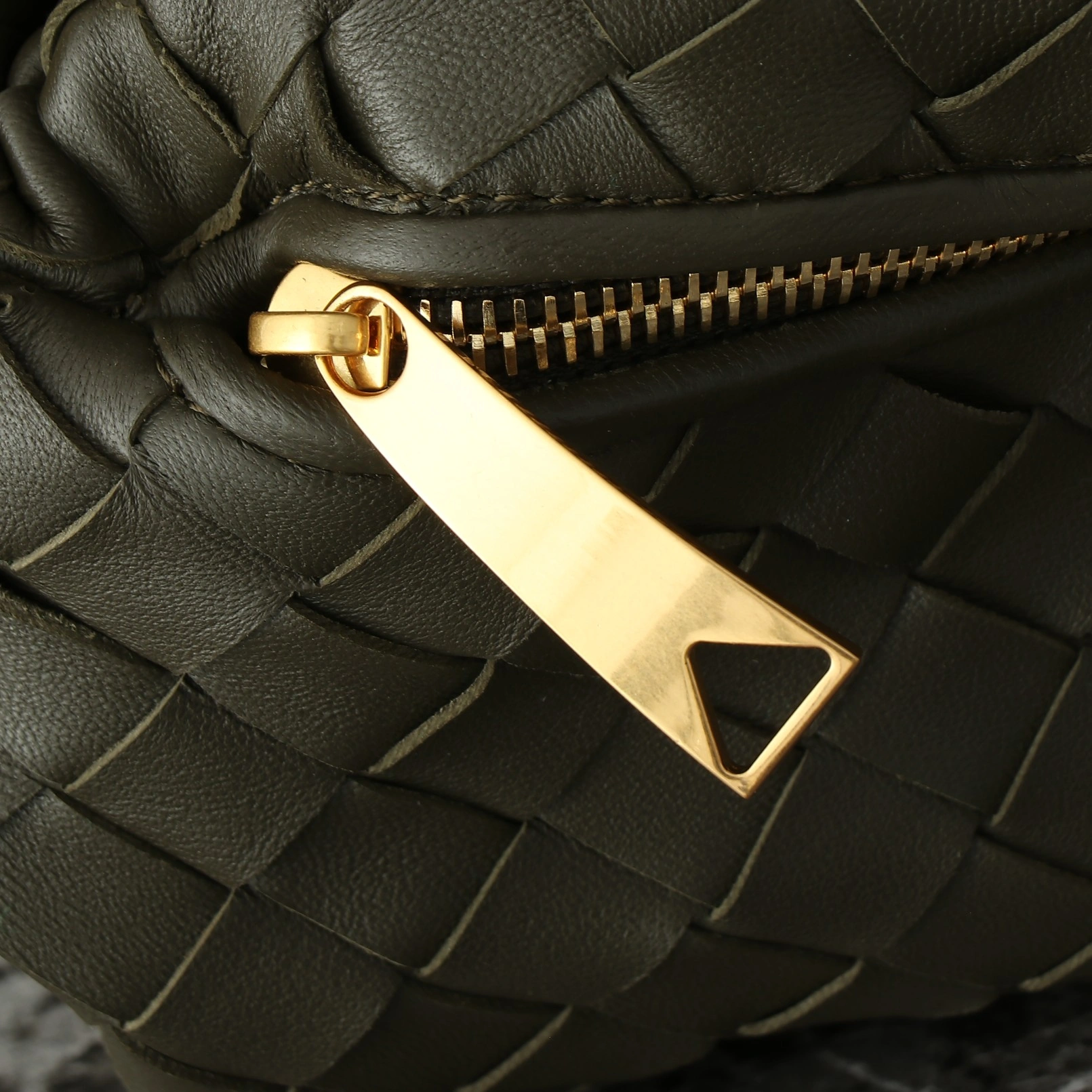 Picture [6]-P1900 BV large jodie Mika the same ★ advanced simple beauty ~ woven large jodie ~ exudes a high-level and fashionable temperament ~ the bag chose a low-key and elegant color not only looks very valiant but also demonstrates a casual sense of aesthetics woven shape chic novelty every place looks exquisite exquisite whether it's the choice of color or the use of materials are reflected in the brand's carefully designed! The bag not only meets the practicality but also visually give people a kind of enjoyment compared to the mini is a completely different style Model: 600261 Size: 48 × 40 × 16-High-fashion bags