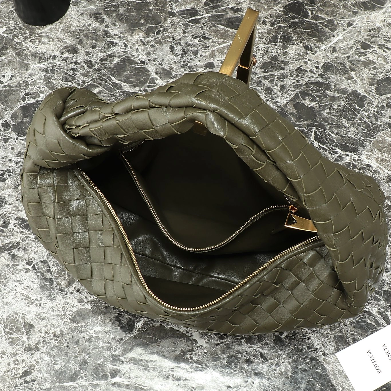 Picture [7]-P1900 BV large jodie Mika the same ★ advanced simple beauty ~ woven large jodie ~ exudes a high-level and fashionable temperament ~ the bag chose a low-key and elegant color not only looks very valiant but also demonstrates a casual sense of aesthetics woven shape chic novelty every place looks exquisite exquisite whether it's the choice of color or the use of materials are reflected in the brand's carefully designed! The bag not only meets the practicality but also visually give people a kind of enjoyment compared to the mini is a completely different style Model: 600261 Size: 48 × 40 × 16-High-fashion bags