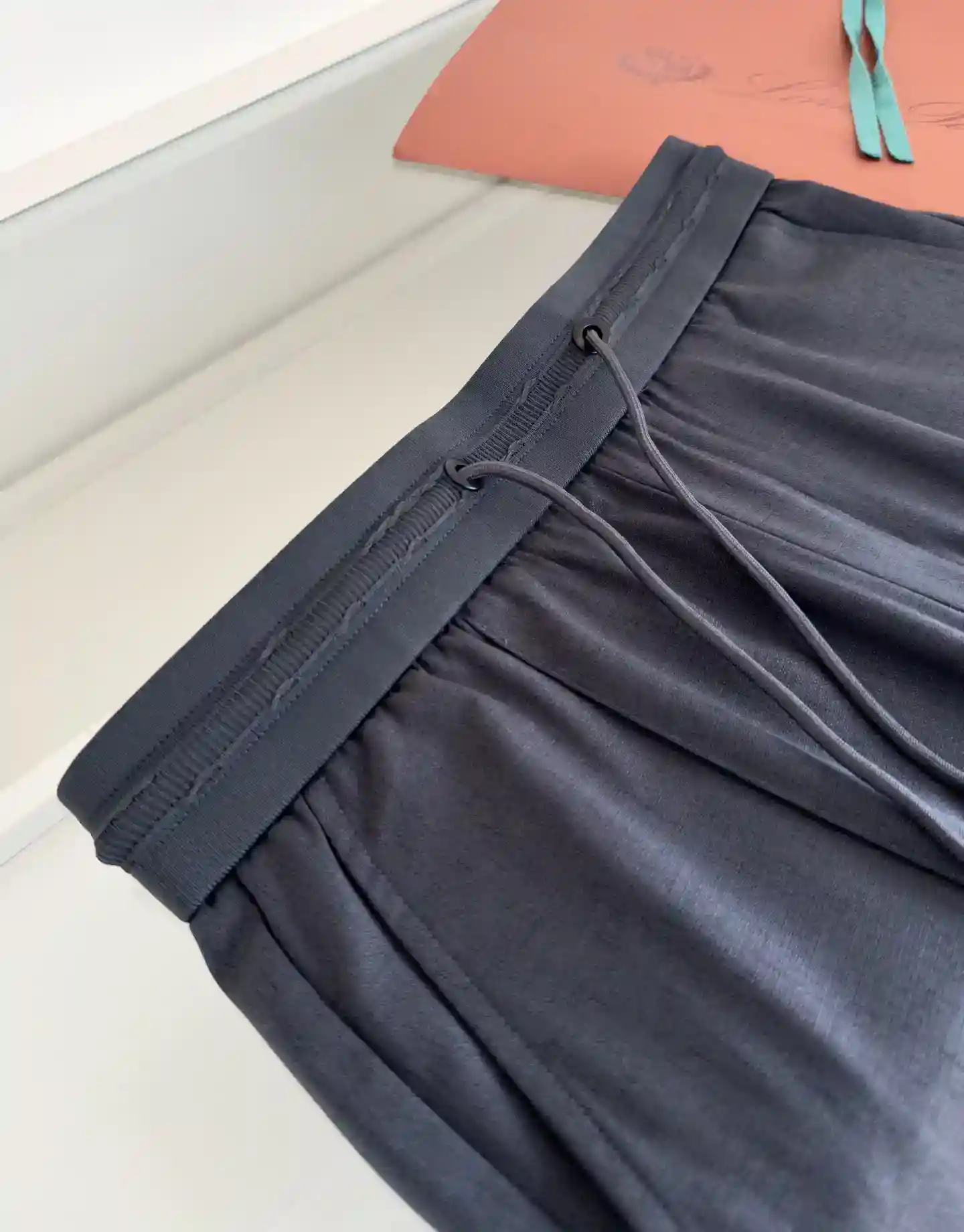 Picture [4]-P620 Lo*ro Pi*na Nuo u Fluttering Ya 2025 spring and summer business workout elastic waist straight drawstring casual pants classic elastic waist straight paragraph elastic waist greatly enhance the wearing comfort logo embroidery embellishment two side pockets waist thread is very detailed highlights fit tailoring fabric using a guest blended material surface has a textured texture not easy to wrinkle on the upper body comfortable breathable and at the same time have a very good sturdiness The sense of full quality phase order business and leisure can be very good with a color black black gray curry size M-3XL tried on 172-148 waist 2 feet 5 wear L suitable-High replica bags