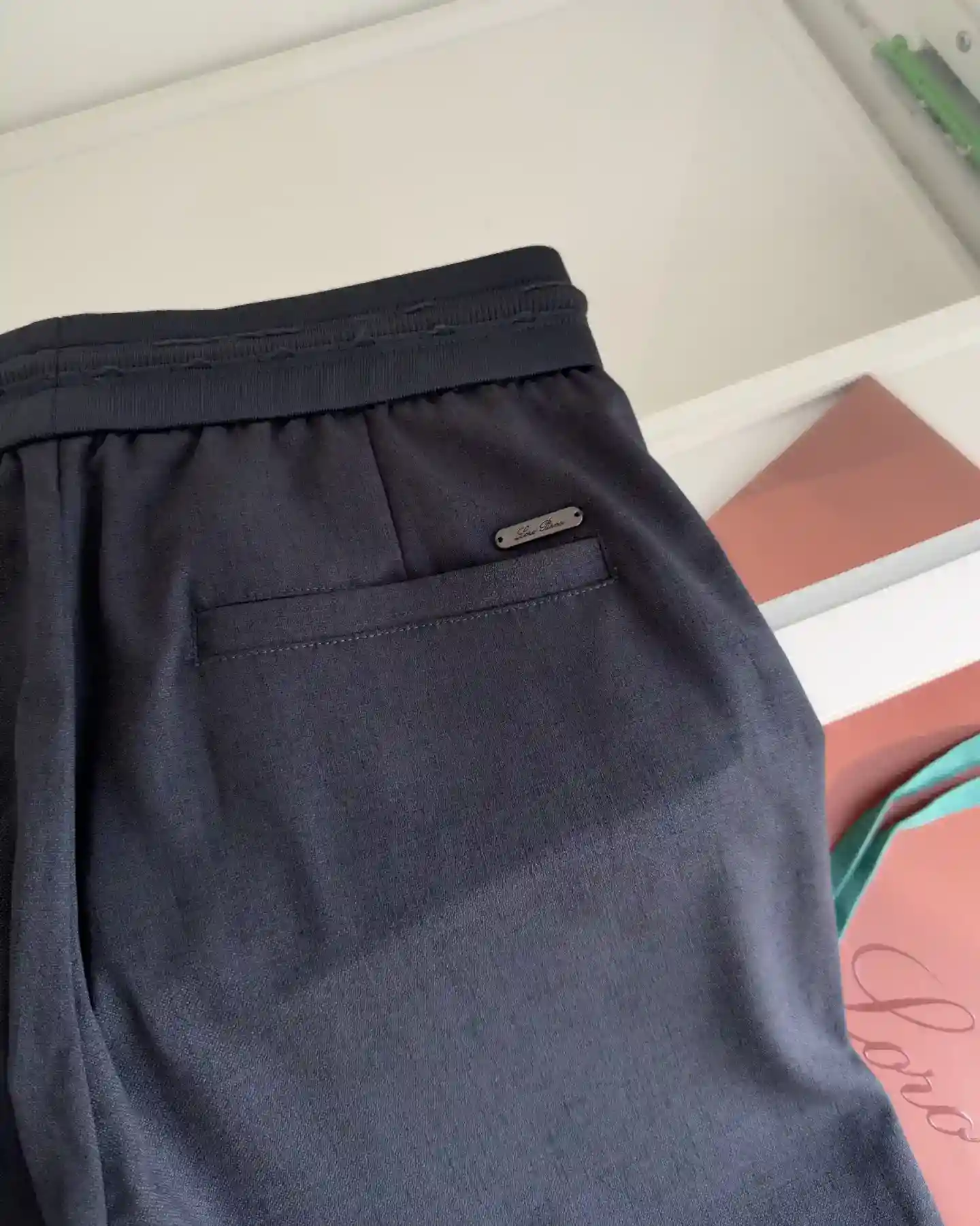 Picture [8]-P620 Lo*ro Pi*na Nuo u Fluttering Ya 2025 Spring and Summer Business Workplace Elastic waist straight drawstring casual pants Classic elastic waist straight paragraph Elastic waist greatly enhance the wearing comfort Logo embroidery embellishment two side pockets Waist thread is very detailed highlights Fit tailoring Fabrics are made of customer blended material The surface has a textured texture Not easy to wrinkled The upper body is comfortable Breathable and at the same time have a very good straightening The sense of full quality phase order business and leisure can be very good with a color black black gray curry size M-3XL tried on 172-148 waist 2 feet 5 wear L suitable-High replica bags