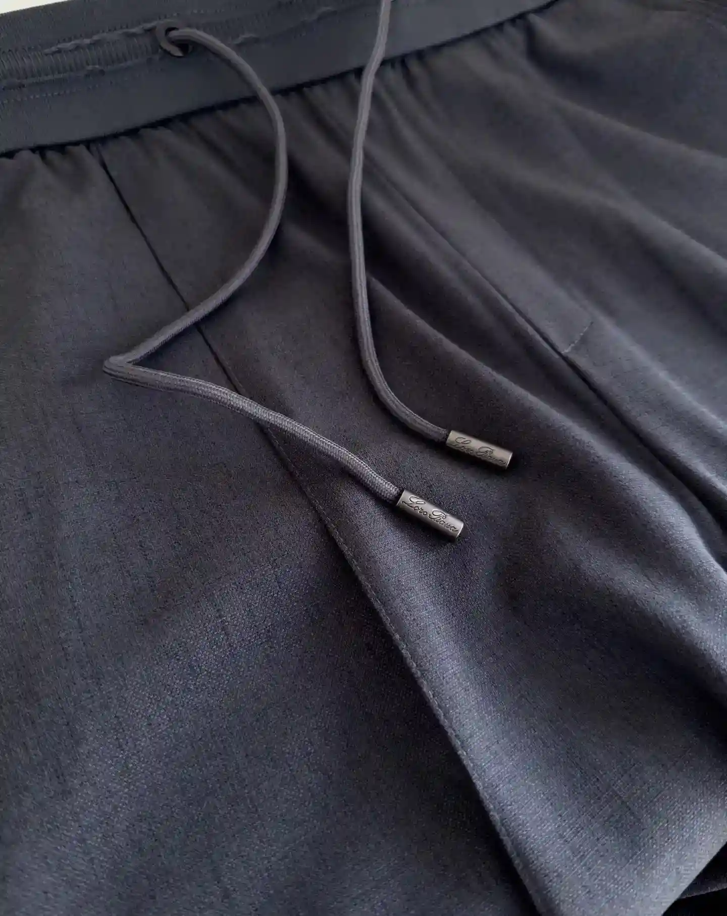 Picture [5]-P620 Lo*ro Pi*na Nuo u Fluttering elegant 2025 spring and summer business workout elastic waist straight drawstring casual pants classic elastic waist straight paragraph elastic waist greatly enhance the wearing comfort logo embroidery embellishment two side pockets waist thread is very detailed highlights fit tailoring fabric using a guest blended material surface has a textured texture not easy to wrinkle on the upper body comfortable breathable and at the same time have a very good sturdiness The sense of full quality phase order business and leisure can be very good with a color black black gray curry size M-3XL tried on 172-148 waist 2 feet 5 wear L suitable-High replica bags