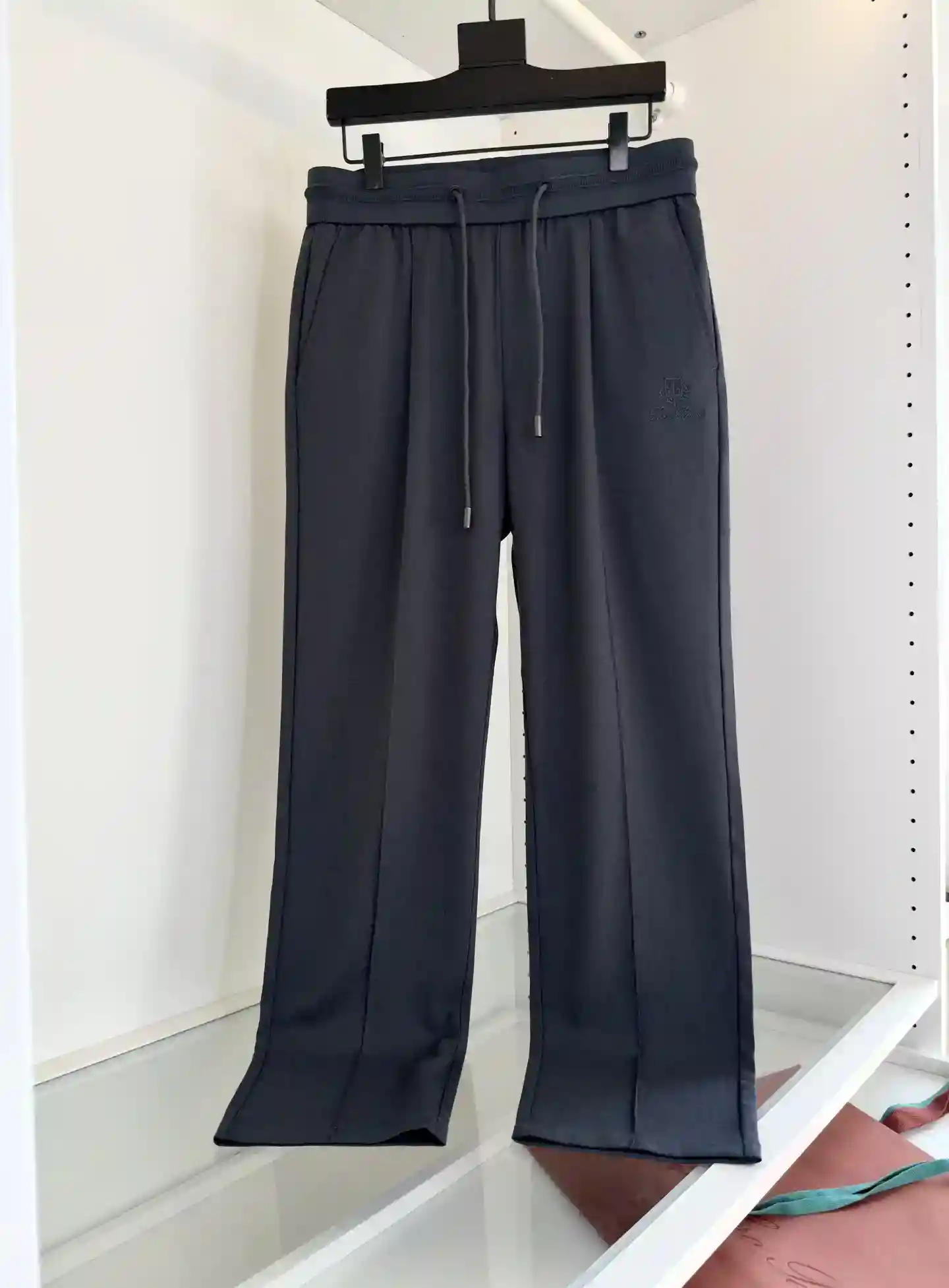 P620 Lo*ro Pi*na No u Fluttering Ya 2025 spring and summer business casual elastic waist straight drawstring casual pants classic elastic waist straight paragraph elastic waist greatly enhance the wearing comfort logo embroidery embellishment two side pockets waist threaded very detailed highlights of the fit of the silhouette fabric using a guest blended material surface has a textured texture not easy to wrinkle on the upper body of the comfortable and breathable at the same time there is a good sense of firmness Full quality phase orders Business and leisure can be very good with a Color Black Black Gray Curry Size M-3XL Tried on 172-148 waist 2 feet 5 wear L suitable-High replica bags