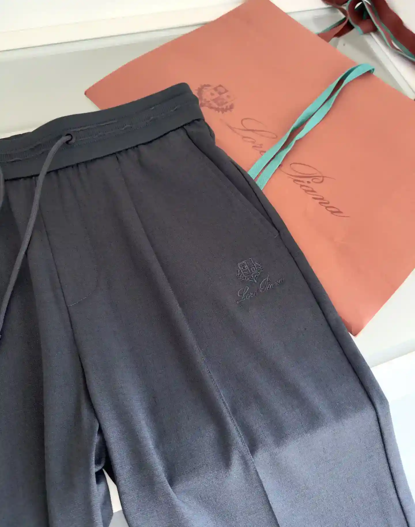 Picture [3]-P620 Lo*ro Pi*na Nuo u Fluttering Ya 2025 spring and summer business workout elastic waist straight drawstring casual pants classic elastic waist straight paragraph elastic waist greatly enhance the wearing comfort logo embroidery embellishment two side pockets waist thread is very detailed highlights of the fit of the silhouette fabric using a guest blended material surface has a textured texture not easy to wrinkle on the upper body of the comfortable breathable and at the same time have a very good straightening sense of the full product phase order business and leisure can be very good with a Color Black Black Gray Curry Size M-3XL tried on 172-148 waist 2 feet 5 wear L suitable - high imitation bags The sense of full quality phase order business and leisure can be very good with a color black black gray curry size M-3XL tried on 172-148 waist 2 feet 5 wear L suitable-High replica bags