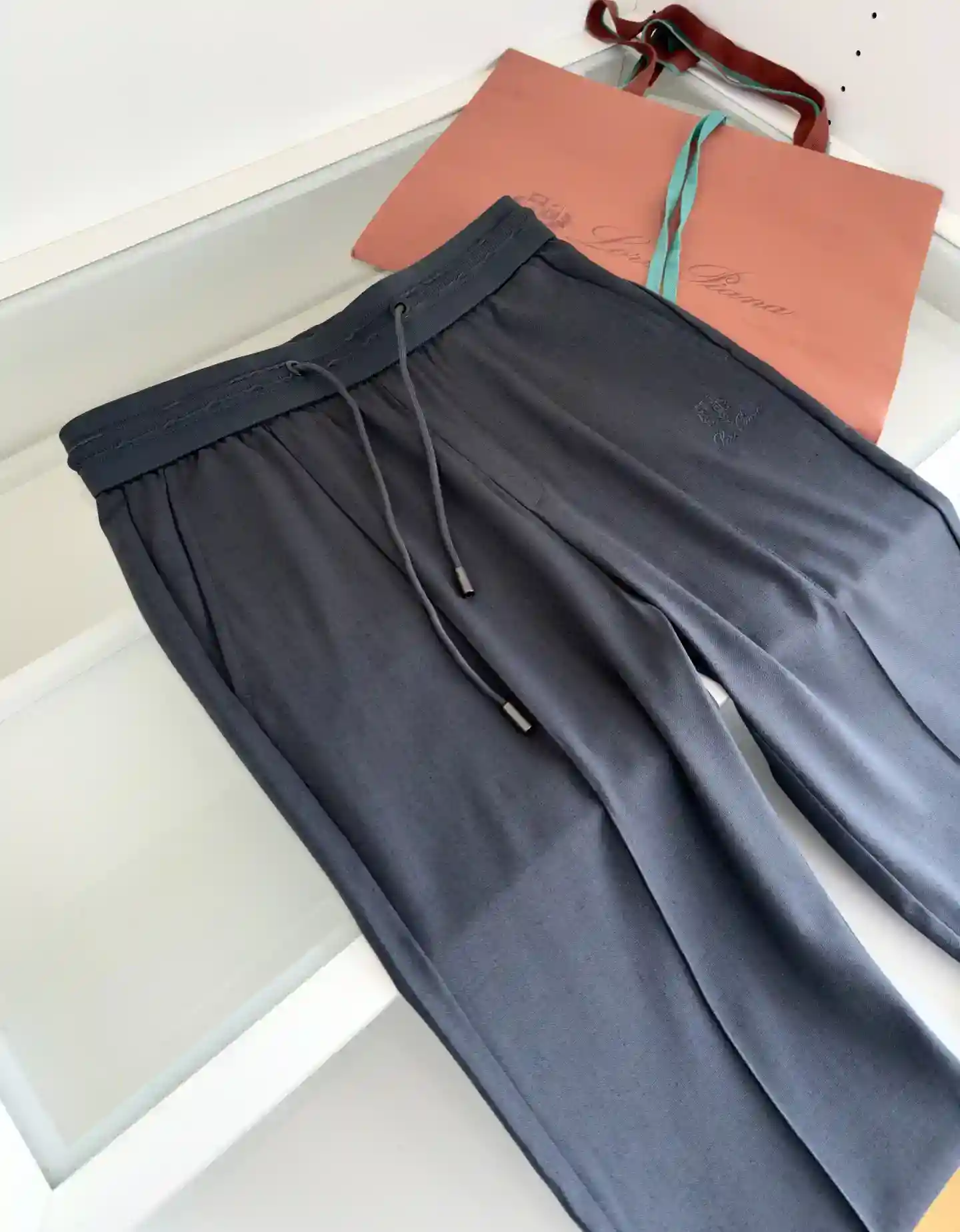 Picture [2]-P620 Lo*ro Pi*na No u Fluttering elegant 2025 spring and summer business workout elastic waist straight drawstring casual pants classic elastic waist straight paragraph elastic waist greatly enhance the wearing comfort logo embroidery embellishment two side pockets waist thread is very detailed highlights fit tailoring fabric using a guest blended material surface has a textured texture not easy to wrinkle on the upper body comfortable breathable and at the same time have a very good sturdiness The sense of full quality phase order business and leisure can be very good with a color black black gray curry size M-3XL tried on 172-148 waist 2 feet 5 wear L suitable-High replica bags
