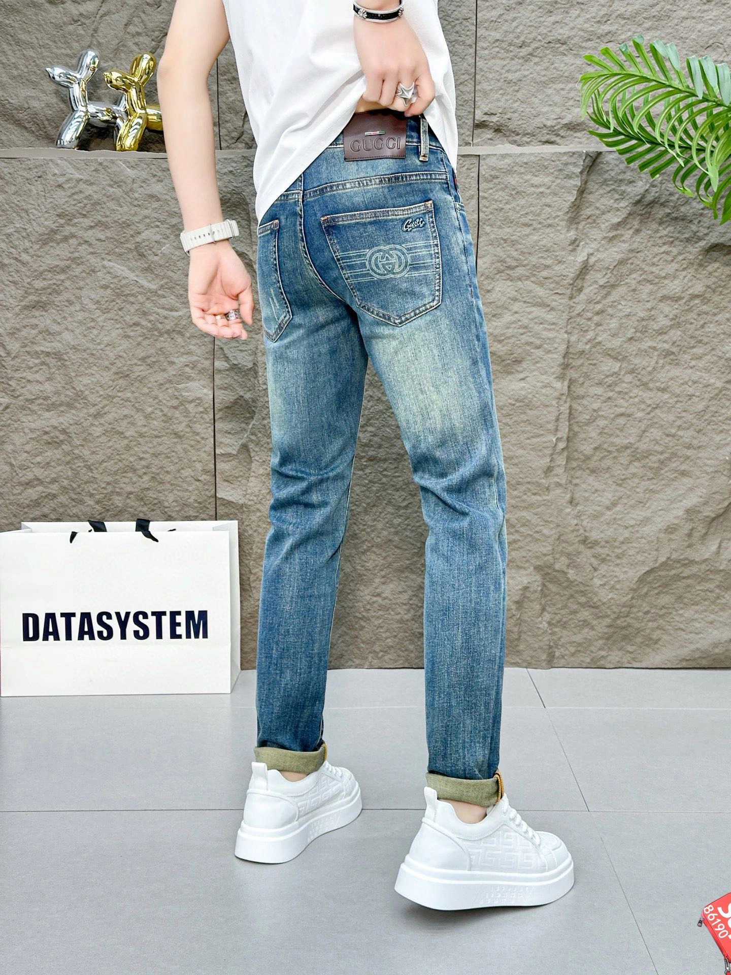 Picture [4]-P490 Gucci Gucci 2025 spring and summer latest counter series high-end custom Slim small leg jeans latest fashion week runway models perfect hardware decoration super heavy craft design fashion must-have Simple versatile models Pure hand embroidery sewing original color yeast wash process Selected heavyweight denim denim fabric (cotton) three-dimensional tailoring perfect details Peak Goods! (Slightly elastic) Size: 28-38- high quality replica handbags