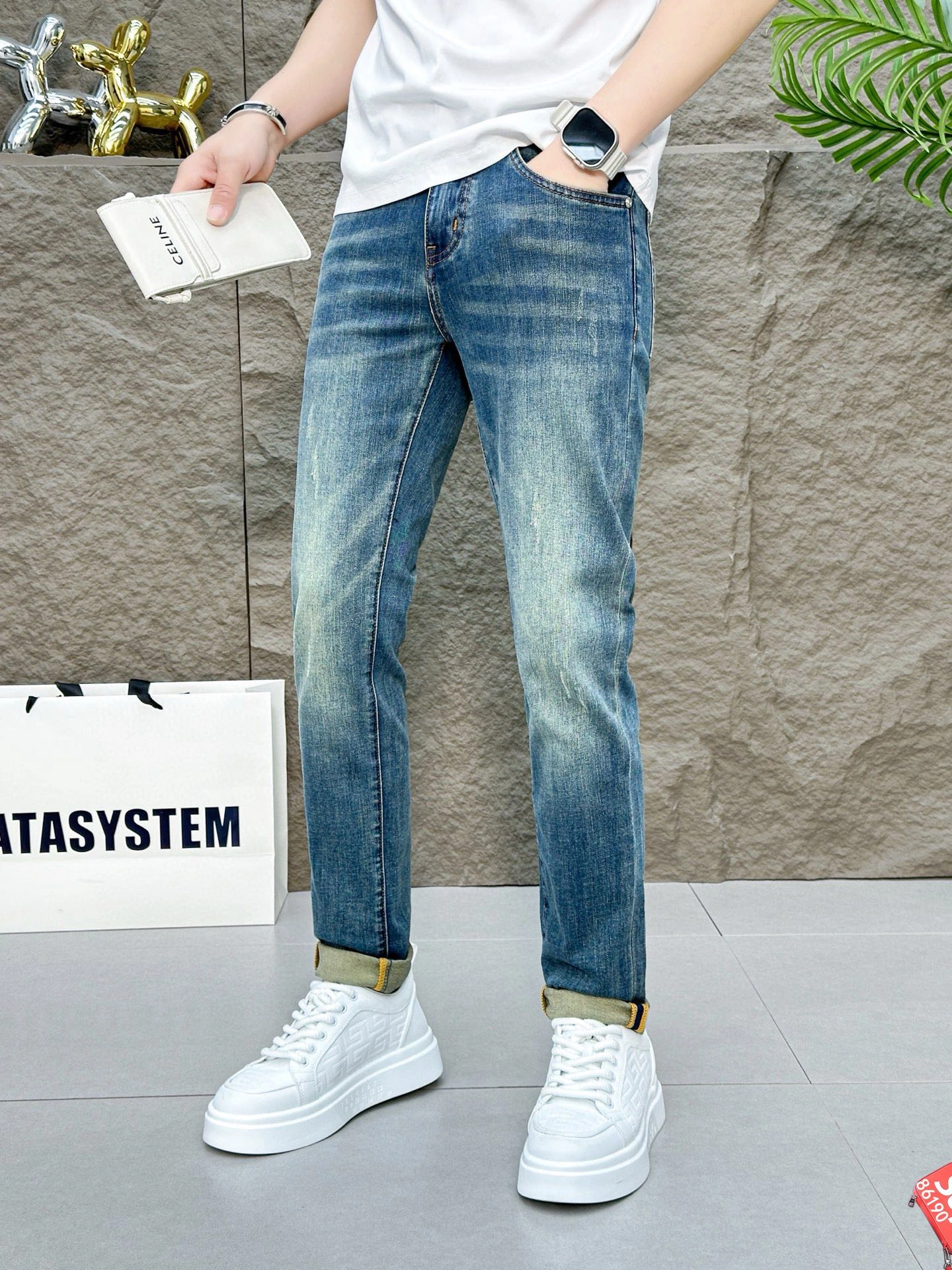 Picture [3]-P490 Gucci Gucci 2025 spring and summer latest counter series high-end custom Slim small leg jeans latest fashion week runway models perfect hardware decoration super heavy craft design fashion must-have Simple versatile models Pure hand embroidery sewing original color yeast wash process Selected heavyweight denim denim fabric (cotton) three-dimensional tailoring perfect details Peak Goods! (Slightly elastic) Size: 28-38- high quality replica handbags