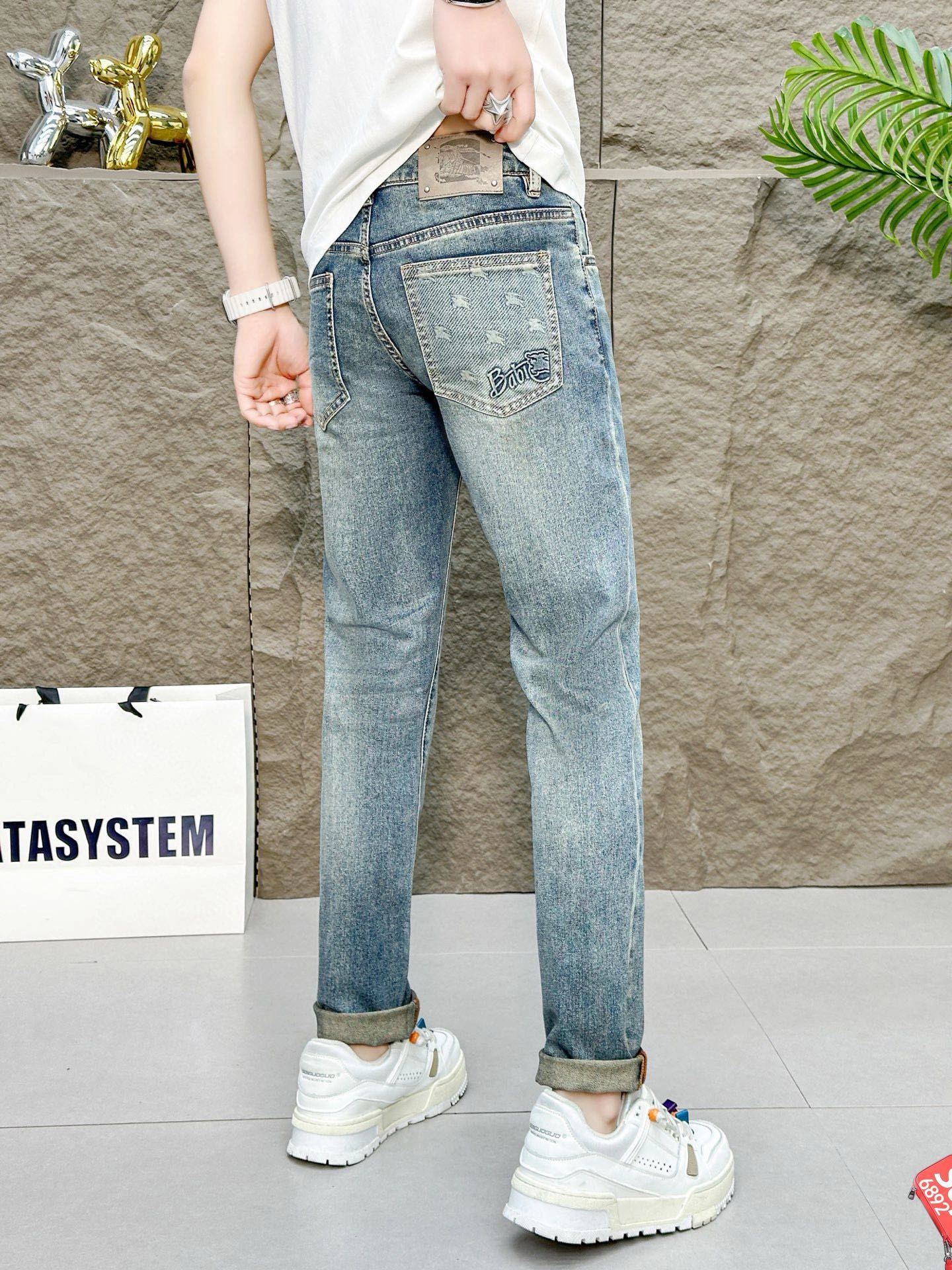 Picture [4]-P500 Burberry 2025 Spring/Summer latest counter collection High-end custom Slim small leg jeans The latest fashion week runway models Perfect hardware decoration Super-heavy craftsmanship design Fashion must-haves Simple versatile models Pure handmade embroidery sewing Original color yeast washed process Selected heavyweight denim fabrics (cotton) Three-dimensional cutting Perfect details Peak of the best products! (Slightly elastic) Size: 28-38- high quality replica handbags