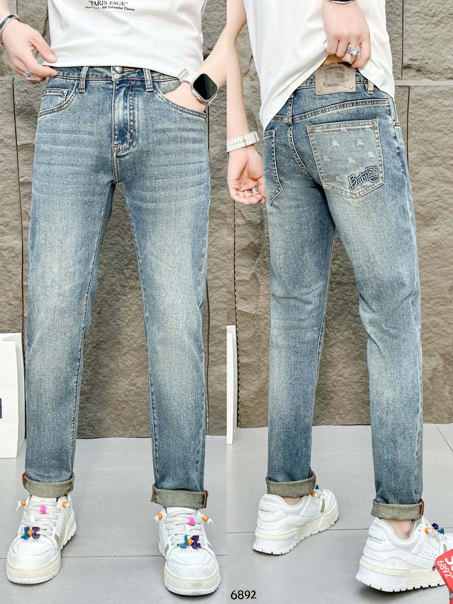 P500 Burberry Burberry Spring/Summer 2025 latest counter series High-end custom Slim small leg jeans Latest fashion week runway models Perfect hardware decoration Super heavy craft design Fashion essentials Simple versatile models Pure handmade embroidery sewing Original color yeast wash process Selected heavyweight denim fabric (cotton) three-dimensional cutting Perfect details Peak of the best products! (Slightly elastic) Size: 28-38- high quality replica handbags