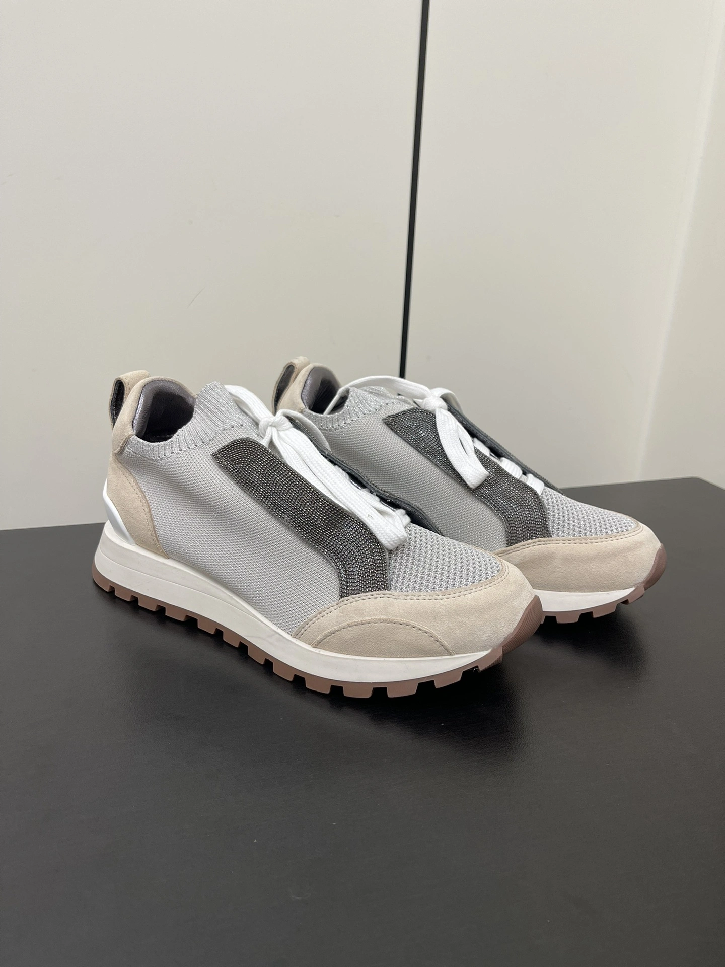 图片[2]-P720 Brunello Cucinelli BC经典休闲鞋运动鞋系列单鞋
BC是意大利知名品牌极简主义风格复古又高级！简约又大气属于非常耐看的款式！高级百搭之王脚感很好很舒服！超级百搭！超级耐看！一年四季春夏秋冬皆适宜
✔鞋面：进口牛反绒+飞织面
✔内里：羊皮
✔大底：原版开模橡胶大底
✔码数：35-42（41/42订做不退换）-高仿包包
