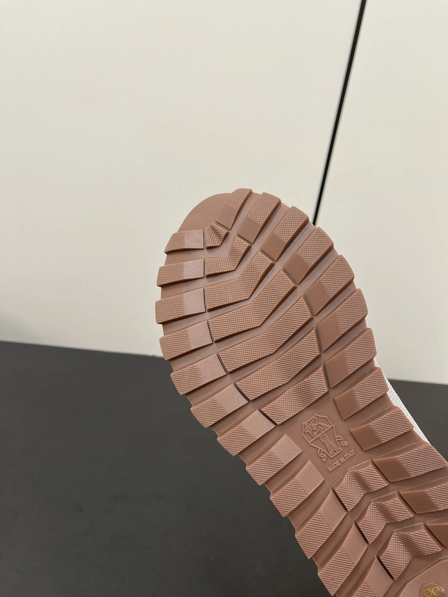 图片[9]-P720 Brunello Cucinelli BC经典休闲鞋运动鞋系列单鞋
BC是意大利知名品牌极简主义风格复古又高级！简约又大气属于非常耐看的款式！高级百搭之王脚感很好很舒服！超级百搭！超级耐看！一年四季春夏秋冬皆适宜
✔鞋面：进口牛反绒+飞织面
✔内里：羊皮
✔大底：原版开模橡胶大底
✔码数：35-42（41/42订做不退换）-高仿包包