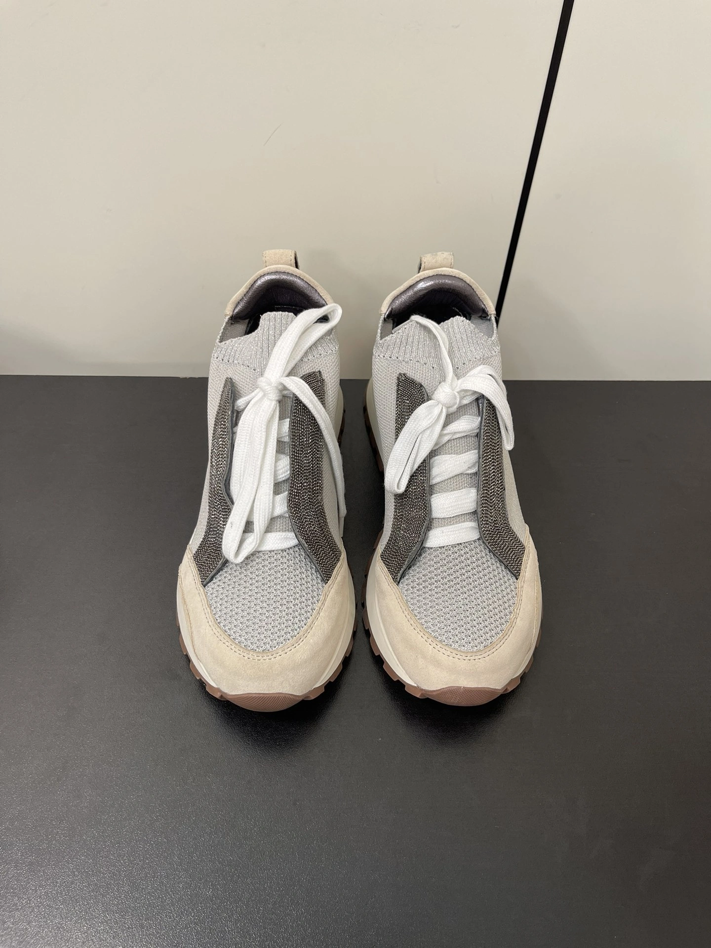 P720 Brunello Cucinelli BC经典休闲鞋运动鞋系列单鞋
BC是意大利知名品牌极简主义风格复古又高级！简约又大气属于非常耐看的款式！高级百搭之王脚感很好很舒服！超级百搭！超级耐看！一年四季春夏秋冬皆适宜
✔鞋面：进口牛反绒+飞织面
✔内里：羊皮
✔大底：原版开模橡胶大底
✔码数：35-42（41/42订做不退换）-高仿包包