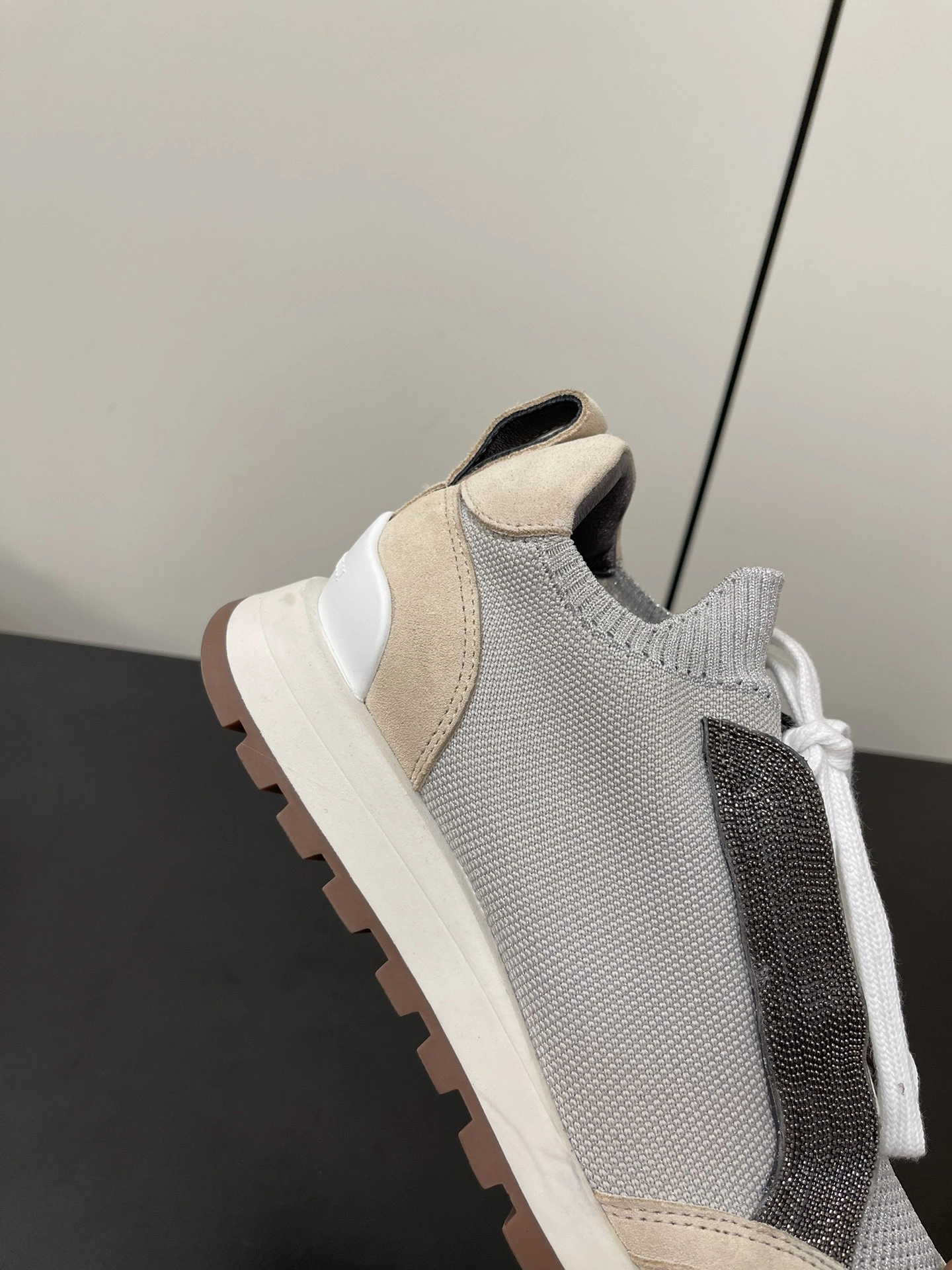 图片[7]-P720 Brunello Cucinelli BC经典休闲鞋运动鞋系列单鞋
BC是意大利知名品牌极简主义风格复古又高级！简约又大气属于非常耐看的款式！高级百搭之王脚感很好很舒服！超级百搭！超级耐看！一年四季春夏秋冬皆适宜
✔鞋面：进口牛反绒+飞织面
✔内里：羊皮
✔大底：原版开模橡胶大底
✔码数：35-42（41/42订做不退换）-高仿包包
