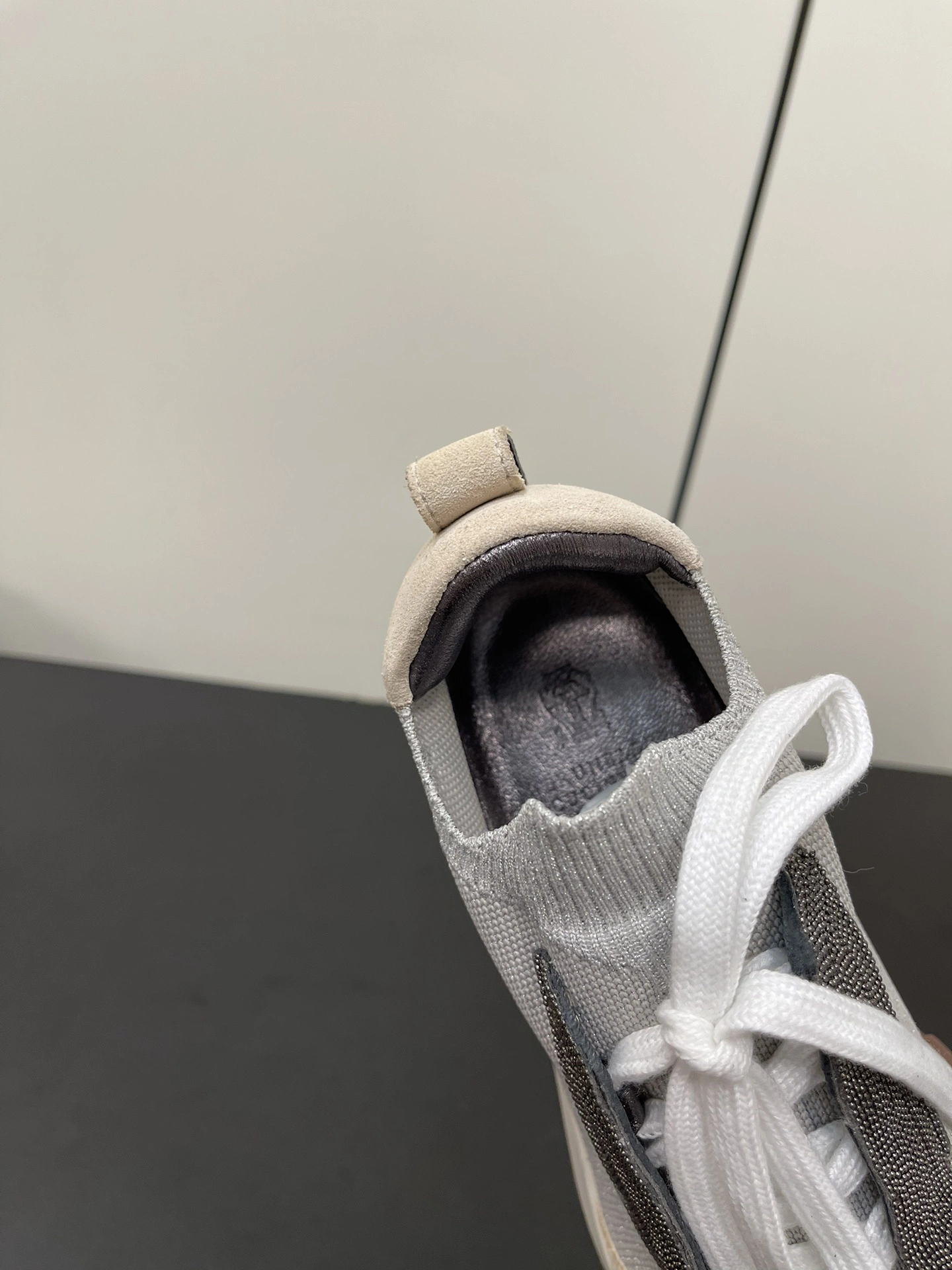 图片[8]-P720 Brunello Cucinelli BC经典休闲鞋运动鞋系列单鞋
BC是意大利知名品牌极简主义风格复古又高级！简约又大气属于非常耐看的款式！高级百搭之王脚感很好很舒服！超级百搭！超级耐看！一年四季春夏秋冬皆适宜
✔鞋面：进口牛反绒+飞织面
✔内里：羊皮
✔大底：原版开模橡胶大底
✔码数：35-42（41/42订做不退换）-高仿包包
