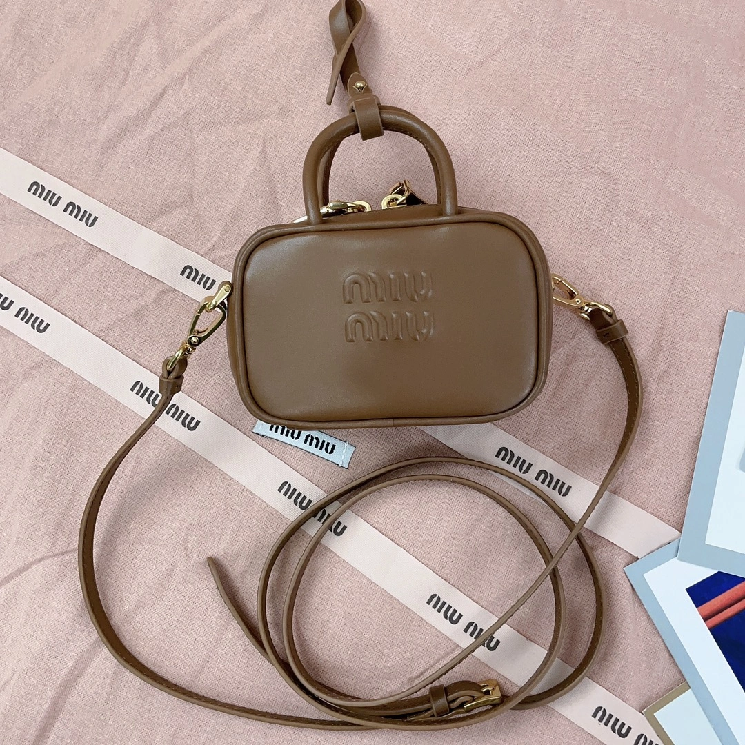 P800MiuMiu Miu Miu mini briefcase small Q bag top imported calfskin bag although small but can not afford it lovely can be carried on the shoulder alone and can be hung on the bag as a decoration can also be hung on the belt on such a versatile little cute who can not love! Model: 5NR020 Size: 10.5 X 4 cm-High Faux Bags