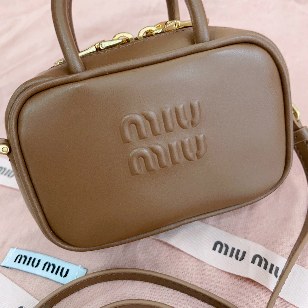 Picture [5]-P800MiuMiu Miu Miu mini briefcase small Q bag top imported calfskin bag although small but can not hold it lovely can be carried on the shoulder alone and can be hung on the bag as a decoration can also be hung on the belt on such a versatile little cute who can not love! Model: 5NR020 Size: 10.5 X 4 cm-High Faux Bags