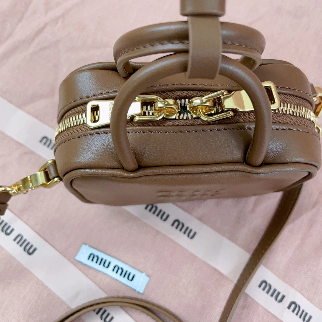 Picture [6]-P800MiuMiu Miu Miu mini briefcase small Q bag top imported calfskin bag although small but can not hold it lovely can be carried on the shoulder alone and can be hung on the bag as a decoration can also be hung on the belt on such a versatile little cute who can not love! Model: 5NR020 Size: 10.5 X 4 cm-High Faux Bags