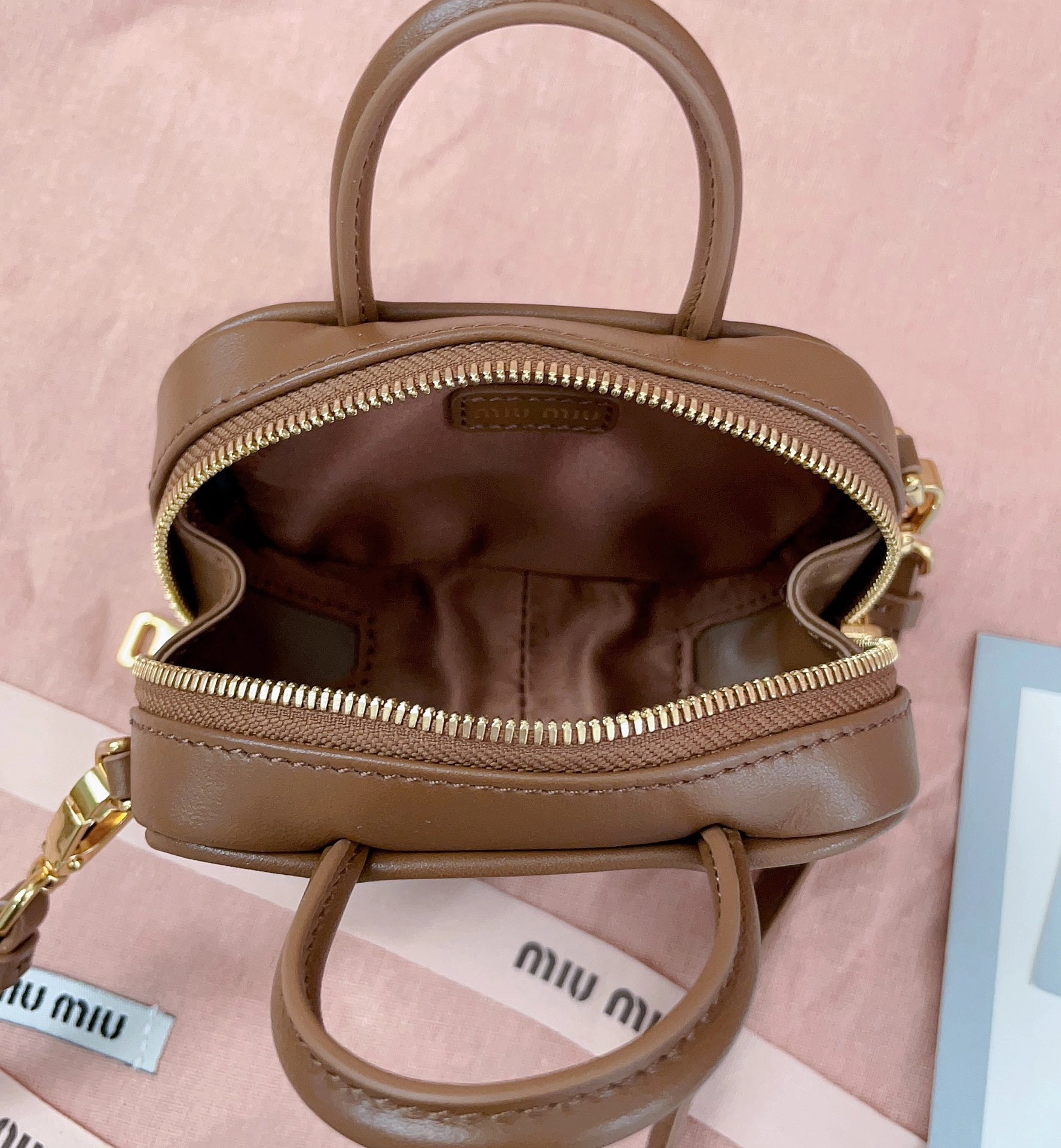 Picture [9]-P800MiuMiu Miu Miu mini briefcase small Q bag top imported calfskin bag although small but can not hold it lovely can be carried on the shoulder alone and can be hung on the bag as a decoration can also be hung on the belt on such a versatile little cute who can not love! Model: 5NR020 Size: 10.5 X 4 cm-High Faux Bags