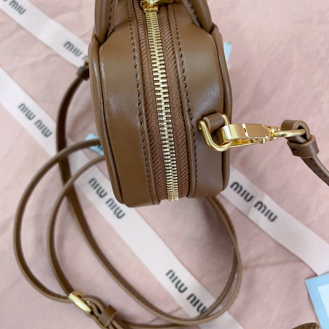 Picture [3]-P800MiuMiu Miu Miu mini briefcase small Q bag top imported calfskin bag although small but can not hold it lovely can be carried on the shoulder alone and can be hung on the bag as a decoration can also be hung on the belt on such a versatile little cute who can not love! Model: 5NR020 Size: 10.5 X 4 cm-High Faux Bags