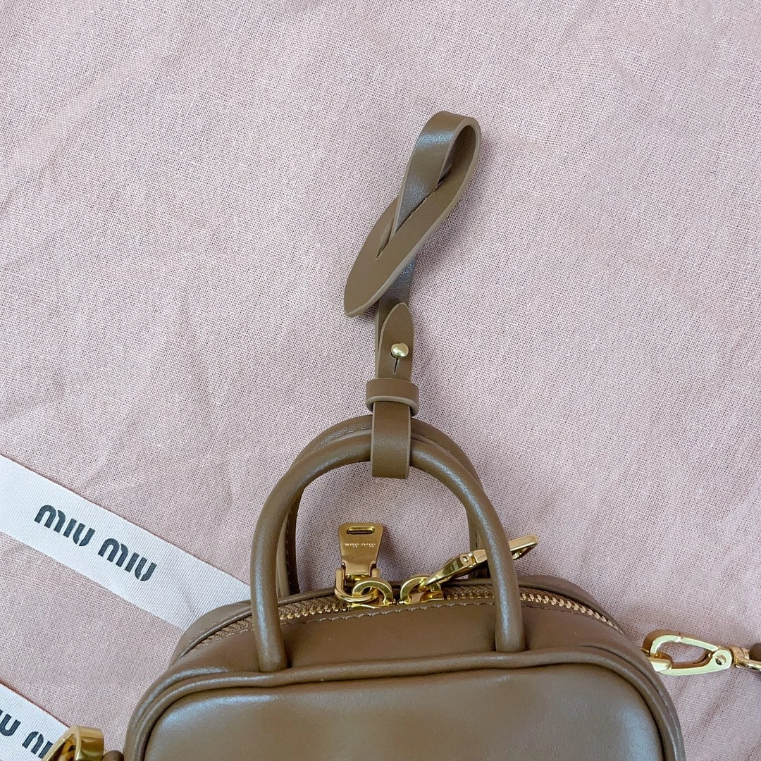 Picture [8]-P800MiuMiu Miu Miu mini briefcase small Q bag top imported calfskin bag although small but can not hold it lovely can be carried on the shoulder alone and can be hung on the bag as a decoration can also be hung on the belt on such a versatile little cute who can not love! Model: 5NR020 Size: 10.5 X 4 cm-High Faux Bags
