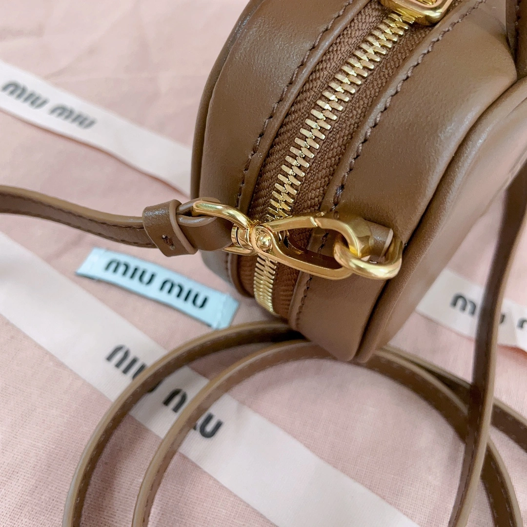 Picture [7]-P800MiuMiu Miu Miu mini briefcase small Q bag top imported calfskin bag although small but can not hold it lovely can be carried on the shoulder alone and can be hung on the bag as a decoration can also be hung on the belt on such a versatile little cute who can not love! Model: 5NR020 Size: 10.5 X 4 cm-High Faux Bags