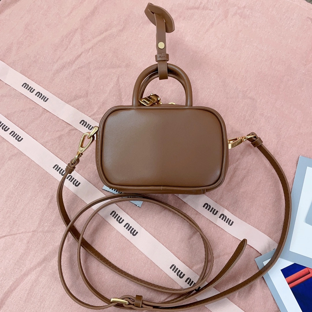 Picture [2]-P800MiuMiu Miu Miu mini briefcase small Q bag top imported calfskin bag although small but can not hold it lovely can be carried on the shoulder alone and can be hung on the bag as a decoration can also be hung on the belt on such a versatile little cute who can not love! Model: 5NR020 Size: 10.5 X 4 cm-High Faux Bags