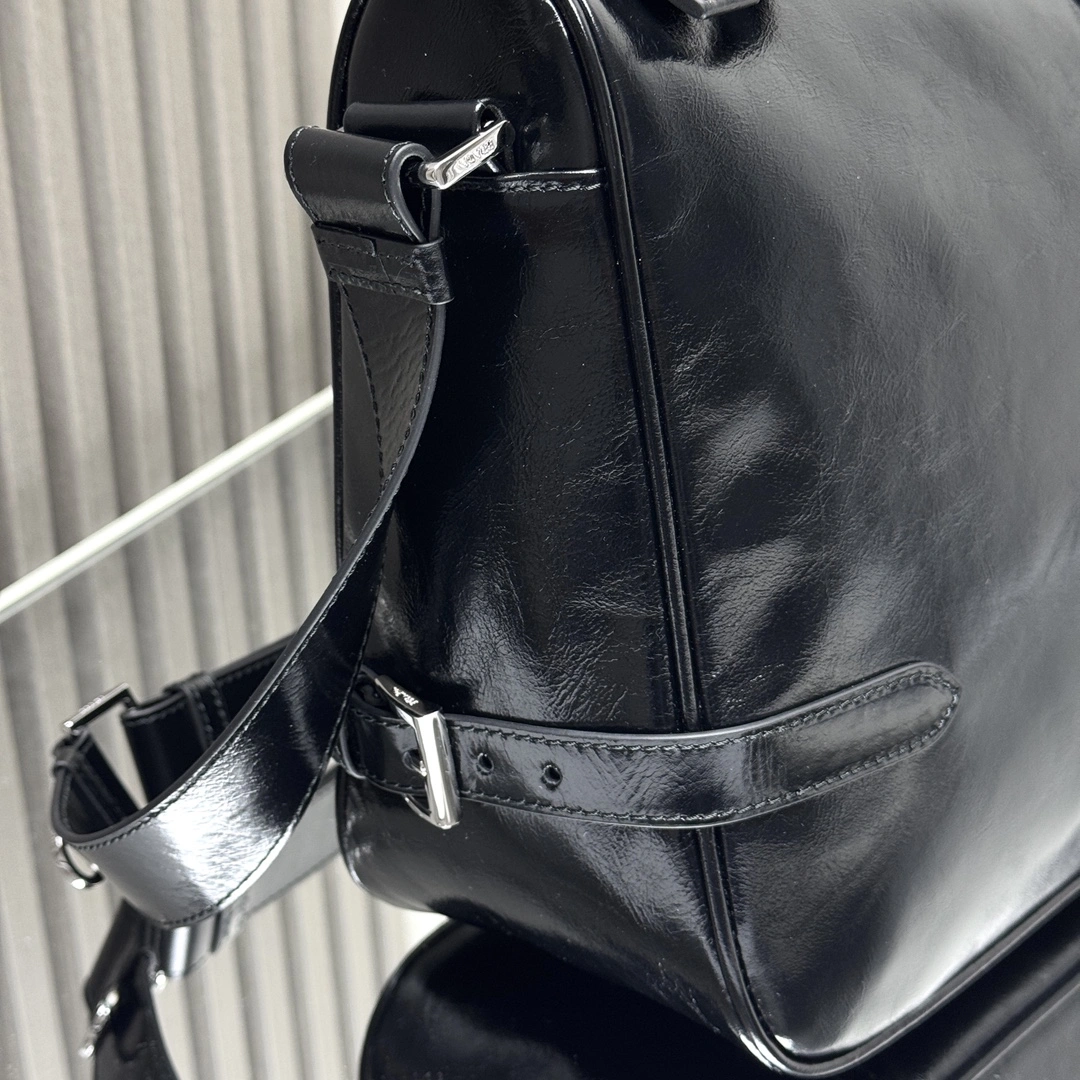 Picture [5]-P1400 ✨ Oil Wax Leather 2VH187 Messenger Bag ✨ This shoulder bag is made of soft and shiny oil wax leather carefully crafted smooth and simple silhouette with exquisite details decorated with a unique triangular logo fashionable and versatile adjustable leather shoulder straps is another permanent but not out of fashion dudes hurry up and get your hands on it 🏅Size: L35xH22xBottom12cm- high quality replica bags