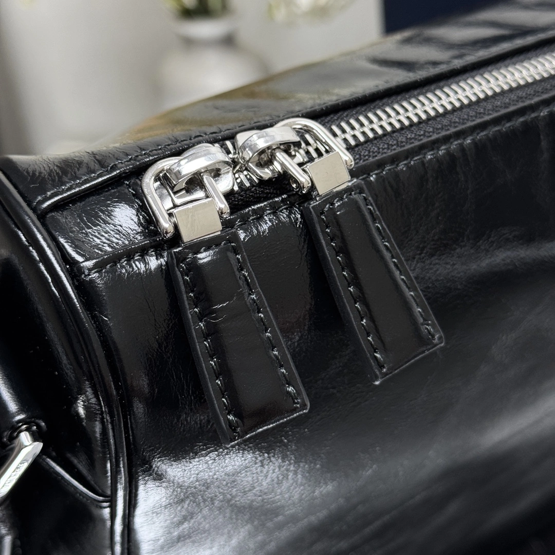 Picture [7]-P1400 ✨ Oil Wax Leather 2VH187 Messenger Bag ✨ This shoulder bag is made of soft and shiny oil wax leather carefully crafted smooth and simple silhouette with exquisite details decorated with a unique triangular logo fashionable and versatile adjustable leather shoulder straps is another permanent but not out of fashion dudes hurry up and get your hands on it 🏅Size: L35xH22xBottom12cm- high quality replica handbags