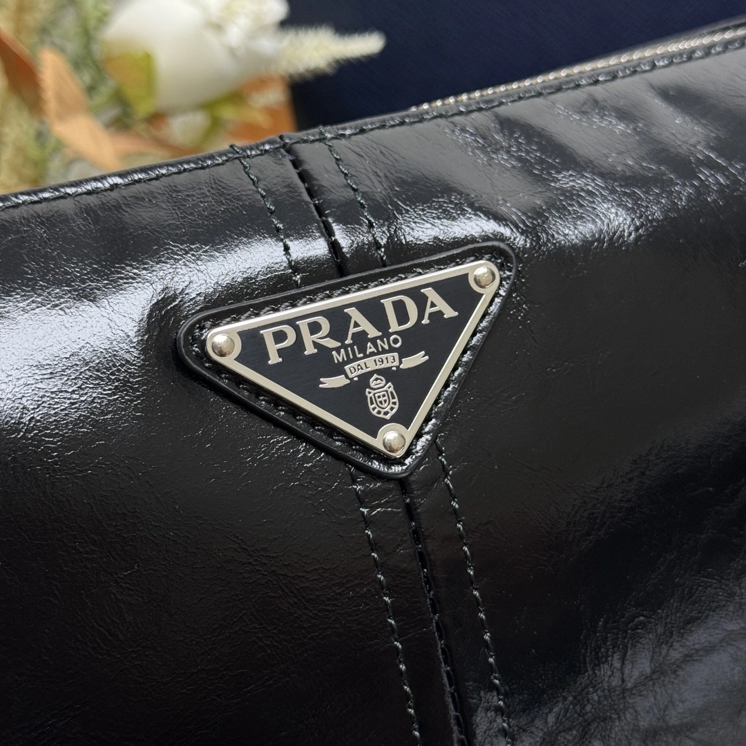 Picture [6]-P1400 ✨ Oil Wax Leather 2VH187 Messenger Bag ✨ This shoulder bag is made of soft and shiny oil wax leather carefully crafted smooth and simple silhouette with exquisite details decorated with a unique triangular logo fashionable and versatile adjustable leather shoulder straps is another permanent but not out of fashion dudes hurry up and get your hands on it 🏅Size: L35xH22xBottom12cm- high quality replica handbags