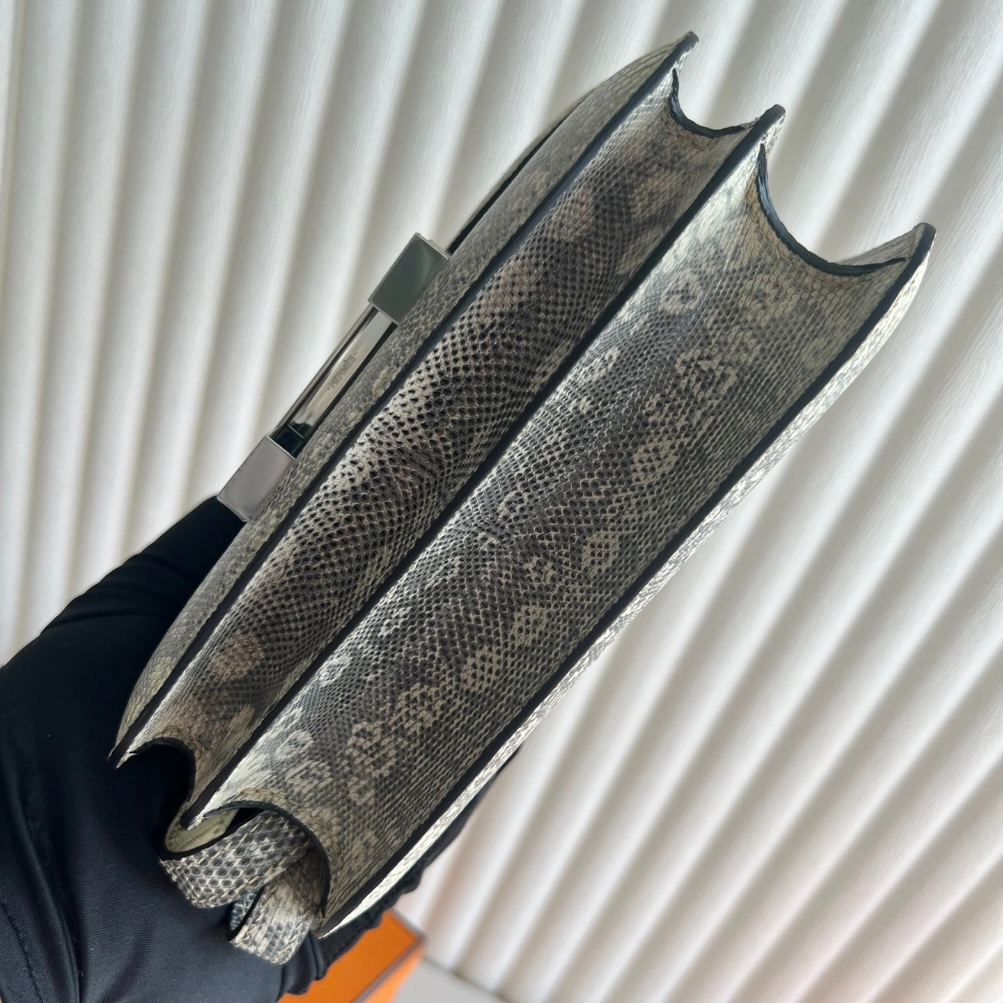 图片[9]-爱马仕 Constance 19cm Lizard 原装进口蜥蜴皮 
Color：1B自然 Ombre Phw
一级工艺 全手工蜡线缝 
银扣 定制✈️-高仿包包