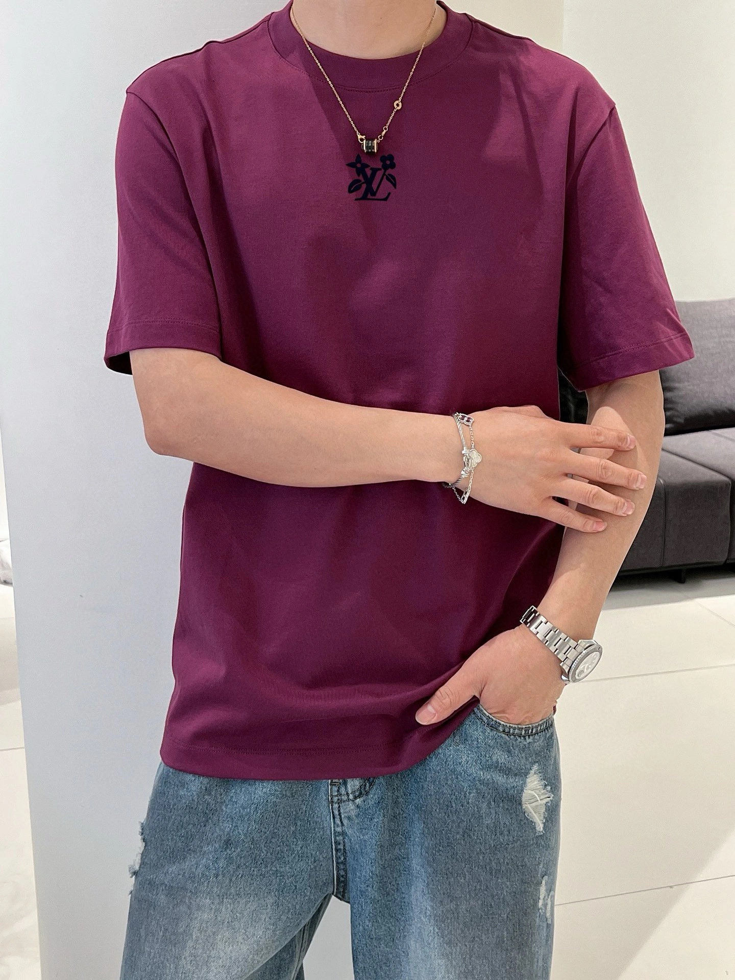 图片[5]-P420 LV 微阔版型 2025早春首发 欧美棉短袖圆领T恤 高端订制 设计前卫！重工艺设计 定制面料.手感柔软.穿着舒适.专柜级别精致车线.做工精细.上身效果无敌帅气！型男必备单品！码数：M-XXXL（178 150斤穿L微阔效果 最大穿210斤）
L码 胸围55cm 肩宽48cm 衣长70cm 袖长23cm-高仿包包