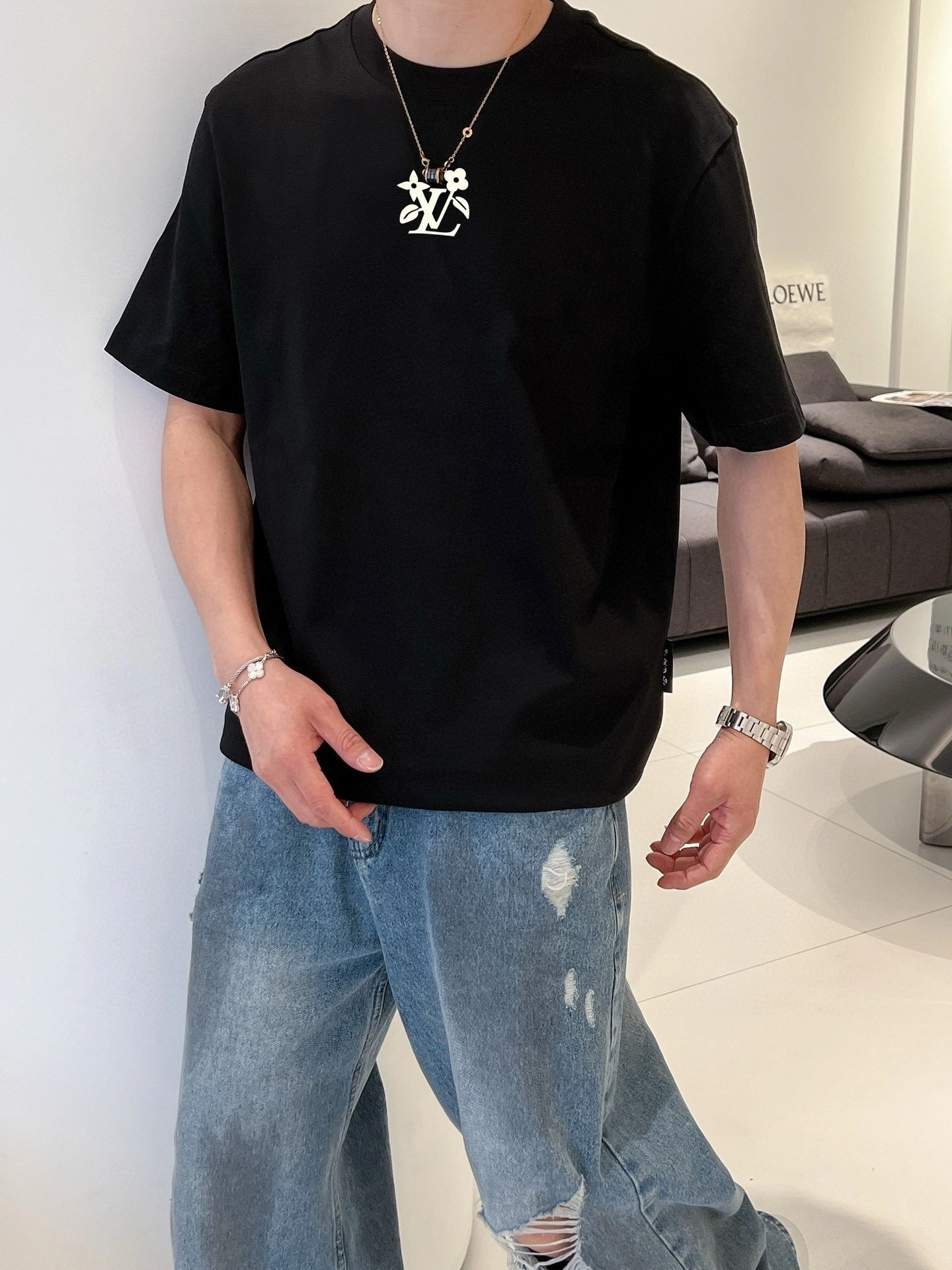 P420 LV 微阔版型 2025早春首发 欧美棉短袖圆领T恤 高端订制 设计前卫！重工艺设计 定制面料.手感柔软.穿着舒适.专柜级别精致车线.做工精细.上身效果无敌帅气！型男必备单品！码数：M-XXXL（178 150斤穿L微阔效果 最大穿210斤）
L码 胸围55cm 肩宽48cm 衣长70cm 袖长23cm-高仿包包