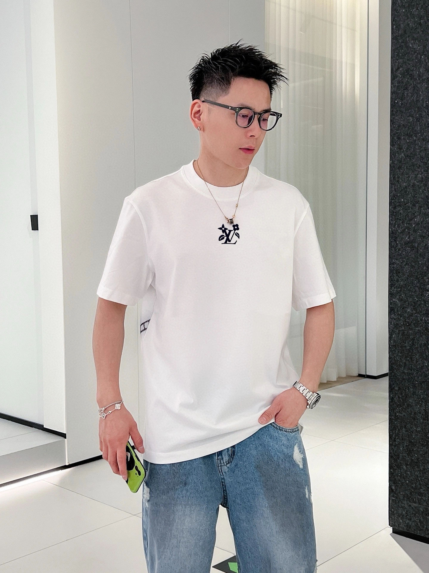 图片[3]-P420 LV 微阔版型 2025早春首发 欧美棉短袖圆领T恤 高端订制 设计前卫！重工艺设计 定制面料.手感柔软.穿着舒适.专柜级别精致车线.做工精细.上身效果无敌帅气！型男必备单品！码数：M-XXXL（178 150斤穿L微阔效果 最大穿210斤）
L码 胸围55cm 肩宽48cm 衣长70cm 袖长23cm-高仿包包